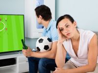 كيف يتعامل الأزواج مع العصبية بعد خسارة المنتخب؟