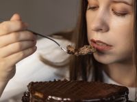 ودّعي رغبة الحلويات: طرق طبيعية للتقليل من السكر