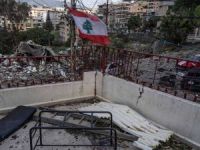 علم لبنان وسط الدمار الناتج عن القصف الاسرائيلي في الجنوب اللبناني 