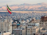 علم إيران في طهران