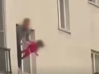 رجل يعلق ابنته البالغة من العمر ثلاث سنوات من النافذة كرهينة، ويُهددها بسكين 