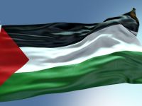 العلم الفلسطيني يرفرف في الهواء في صورة تعبر عن التطورات السياسية والعسكرية المرتبطة بقطاع غزة