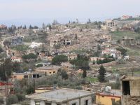 منازل ومبانٍ في إحدى قرى جنوب لبنان وسط تصاعد التوترات العسكرية وعمليات الإخلاء