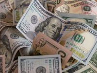 مجموعة من الأوراق النقدية بالدولار الأميركي في صورة تعبيرية عن الثروة والأموال والميراث