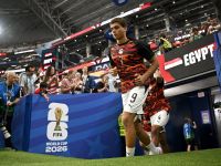 حمزة عبدالكريم خلال إحماء منتخب مصر في كأس العالم 2026