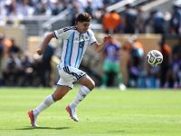 جوليان ألفاريز مهاجم منتخب الأرجنتين ونادي أتلتيكو مدريد الذي يبحث برشلونة ضمه الصيف الحالي
