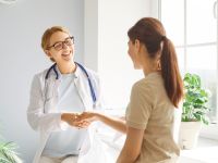 شخص يتمتع بالصحة يعبر عن علامات الجسم السليم مثل الطاقة والحيوية والراحة الجسدية