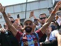 استقبال جماهيري حاشد لمحمد صلاح بعد وصوله إلى مطار إسطنبول