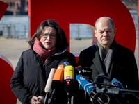 Andrea Nahles (L), parliamentary group leader of Germany's social democratic SPD party, and Hamburg's mayor and interim SPD leader Olaf Scholz stand in front of their party's logo as they give a statement, before counting starts of the ballots of their party members.
(Kay NIETFELD / DPA / AFP)
