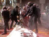 Catalan regional police 'Mossos D'Esquadra' officers clash with separatist protesters during a counter-protest against a demonstration in support of Spanish police in Barcelona on September 29, 2018. 
Pau Barrena / AFP