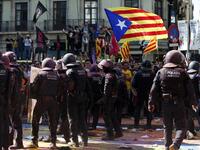 Catalan regional police 'Mossos D'Esquadra' officers clash with separatist protesters during a counter-protest against a demonstration in support of Spanish police in Barcelona on September 29, 2018. 
Pau Barrena / AFP