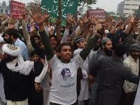 Supporters of the Tehreek-e-Labaik Pakistan (TLP) chant slogans during a protest following the Supreme Court's decision to acquit Pakistani Christian woman Asia Bibi of blasphemy. (ARIF ALI / AFP)