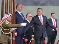Iraq's President Barham Salih and Jordan's King Abdullah II (R) review an honor guard at Amman's military airport, on November 15, 2018. 
Khalil MAZRAAWI / AFP