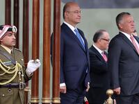 Iraq's President Barham Salih and Jordan's King Abdullah II (R) review an honor guard at Amman's military airport, on November 15, 2018. 
Khalil MAZRAAWI / AFP