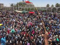 Sudanese protesters gather for a second day outside the military headquarters in the capital Khartoum on April 7, 2019. Sudanese police fired tear gas at thousands of protesters who rallied outside the army headquarters for a second day urging the military to back them in demanding President Omar al-Bashir resign.
AFP