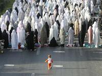 Iranian women pray on the first day of Eid al-Fitr for Shiite Muslims in Tehran on August 9, 2013. (AFP)
