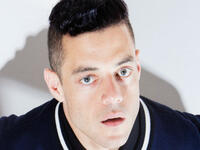 خلال المرحلة الثانوية من دراسته، شجعه والده على دراسة القانون ليصبح محاميًا، وانضم إلى فريق المسابقات، وهناك لاحظ معلمه موهبته في مجال التأويل الدرامي للأحداث، فشجعه على التمثيل في مسرحية "Zooman and The Sign ". 