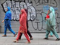 Spain-women-hijab-burqa-walking-street-public-s3.amazonaws.com-2015