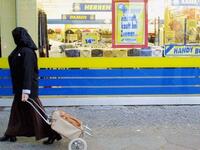 black-burqa-woman-shopping-cart-ichef.bbci.co.uk-2015