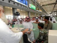 مطار الملك عبد العزيز الدولي: يتم فتحه فقط لـ 6 أسابيع  خلال موسم الحج، تقدر الطاقة الاستيعابية لمجموع صالات الحج والعمرة في أوقات الذروة بـ 3800 حاج في الساعة، كما تتسع ساحة وقوف الطائرات رقم 6 و7 لـ 47 طائرة في وقت واحد.