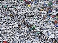 أنه يوم العيد لأهل الموقف قال النبي صلى الله عليه وسلم: "يوم عرفة ويوم النحر وأيام منى عيدنا أهل الإسلام " .ومباهاة الله بأهل عرفة أهل السماء قال النبي صلى الله عليه وسلم: " إن الله يباهي بأهل عرفات أهل السماء".