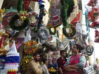 Pakistani Christians buy decorations ahead of Christmas at a market in Karachi on December 16, 2018. 
ASIF HASSAN / AFP