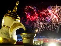 This picture taken early on January 1, 2019 shows fireworks erupting in the sky during the 2019 new year celebrations in Abu Dhabi, the capital of the United Arab Emirates. 
KARIM SAHIB / AFP