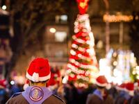 People dressed as Santa Clausand (Jalal Ibrahim Photography, Twitter)
