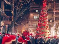 People dressed as Santa Clausand (Jalal Ibrahim Photography, Twitter)