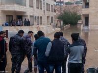 ومع وجود بعض الأشخاص الذين حملوا بعض المسؤولية للشعب رد أحد نشطاء الانترنت على هذا الاتهام  "البعض يتحدث عن نفايات الشعب التي اقفلت المصارف و في الامس يعلنو الجاهزية لفصل الشتاء التناقض حاد"