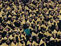 مجموعة تحتفل بمعاناة الحسين بارتداء الملابس السوداء وعزف الألحان والأناشيد والعروض المسرحية والمواكب في الشوارع والميادين ومجموعة تجلد نفسها بالسيوف والسلاسل على منطقة الصدر والظهر.