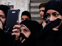 يرى الشيعة بأن صيام يوم عاشوراء مكروهاً ، ويكتفى الإمتناع فيه عن الماء ، تشبها بعطش الحسين وآل بيته في ذلك اليوم ، أما السنة فيستحب عندهم صيام هذا اليوم.