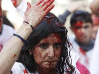 وهناك مجموعة ثالثة يضربون على جبهاتهم ورؤوسهم بالسيوف حتى ينزفوا بغزارة وتحدث النشوة ومجموعة رابعة يرفعون أكفهم عاليا وينزلون بها جلدا على صدورهم بدون استعمال أي أداة. ومجموعة خامسة يضعون التراب فوق رؤوسهم وأجسادهم.