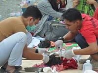 Medical team members help patients outside a hospital after an earthquake and a tsunami hit Palu, on Sulawesi island on September 29, 2018. (MUHAMMAD RIFKI / AFP) 