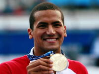 السباح التونسي أسامة الملولي: مهندس المعلوماتية والنجم الملقب بالقرش الأسمر وقرش قرطاج، نال الميدالية الذهبية في أولمبياد بكين 2008 (الذهبية الثانية في تاريخ تونس)، ويعود هذه المرة للمشاركة في سباقات 400 متر و1500 متر و10 كم.