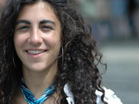 لاعبة التايكواندو اللبنانية أندريا باولي: تعتبر أول لاعبة من بلادها تشارك في تصنيف أساسي لرياضات القتال في تاريخ الأولمبياد، كما سيكون لها شرف حمل علم وطنها خلال حفل الافتتاح.