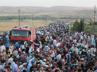 refugees walking to border
