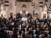 -تجمع حوالي نحو مليوني ونصف المليون مسلم حول العالم من اجل إحياء ليلة القدر في المسجد الحرام