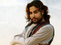 تومي عمران ولدَ من أب سعودي و أم تركية، تربى في أمريكا و عاش حياته في فرنسا و اليونان ورغم ان تومي كان متزوج من سيدة فرنسية إلا أن العديد يشكون بميوله الجنسية بسبب مظهره الخارجي.