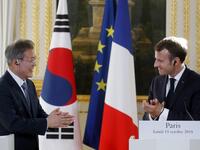 French President Emmanuel Macron (R) and South Korean President Moon Jae-in applaud during a press conference at the Elysee Palace in Paris on October 15, 2018. (PHILIPPE WOJAZER / POOL / AFP)


