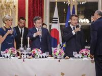 French President Emmanuel Macron (C-R), his wife Brigitte Macron (L) and South Korean President Moon Jae-in (C-L) toast during a state dinner at the Elysee Presidential palace in Paris, on October 15, 2018. 
(Christophe Petit-Tesson / POOL / AFP)
