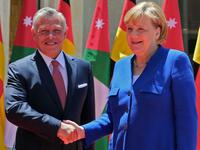 Jordanian King Abdullah II welcomes German Chancellor Angela Merkel at the Jordan Royal Palace in Amman, June 21, 2018. AFP/Khalil Mazraawi)

