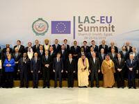 Arab League and European Union leaders pose for a family picture during the first joint European Union and Arab League summit at the International Congress Centre in the Egyptian Red Sea resort of Sharm el-Sheikh, on February 24, 2019. 
MOHAMED EL-SHAHED / AFP