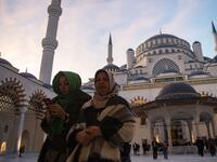 Muslims worshippers arrive for morning prayers at the Camlica Mosque in Istanbul, which opened on March 7, 2019. Hundreds of people arrived to attend the first ever prayer at the largest mosque in Asia Minor.
Yasin AKGUL / AFP