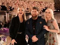 المنتجة الموسيقية الروسية يانا رودكوفسكايا والرئيس الشيشاني رمضان قديروف والألومبية في التزلج على الجليد تاتيانا نافكا خلال عرض أزياء.
