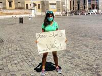 لبنانية تتضامن مع المتظاهرين من إيطاليا وتحمل لافتة "وصلت ريحتكم ع إيطاليا".