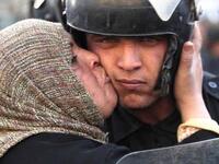 امرأة مصرية تقبل جنديا من الأمن المركزي 