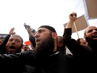 تسامح نظام مبارك مع السلفيين ولكن بعض أتباع هذه الحركة شعروا بالقدرة على استهداف المسيحيين بعد الثورة. تعتبر الحركة السلفية أكثر تشددا من الإخوان المسلمين وينادون بتجاهل غير المسلمين، كما ويزدرون المسلمين الذين لا يمارسون شعائر دينهم.
