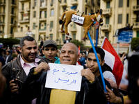 An Egyptian man is holding a placard that reads "A photo with the president". (Photo by 3arabawy - صَحـَـفي مِصـْـري.)