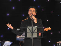 Majid Al Mohandes, Prince of Arabic singing, performed an impressive 4 hours feat of non-stop singing delighting the Arab
fans of London- resident and visiting.